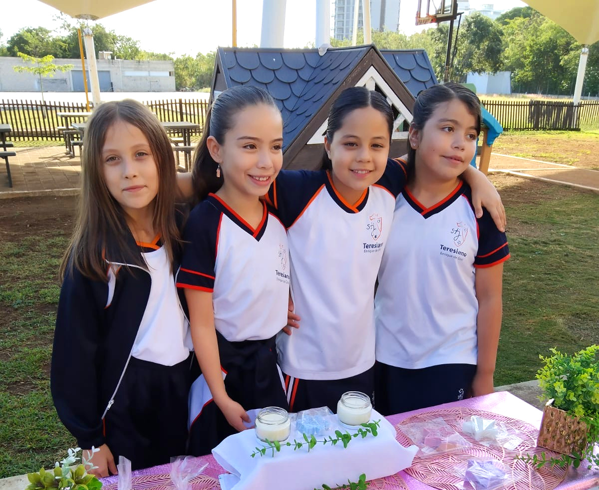Alumnas del Colegio Teresiano Cabo Norte en proyecto de emprendimiento Business Kids