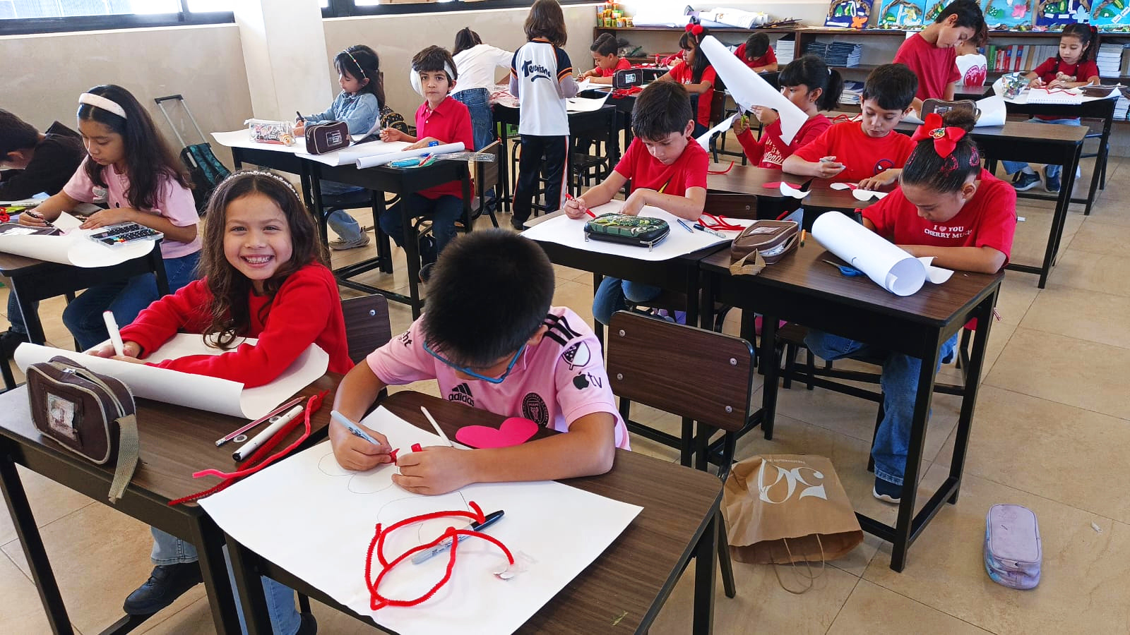 Alumnos en clase de arte del Colegio Teresiano Cabo Norte, aprendizaje basado en proyectos