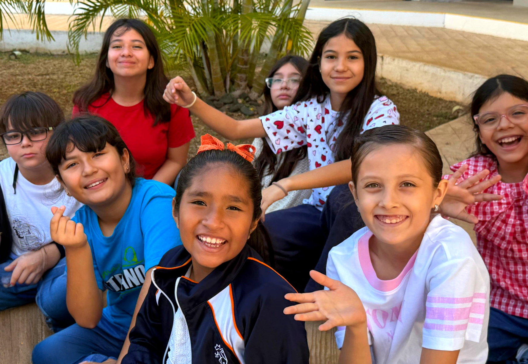 Alumnas sonrientes del Colegio Teresiano Cabo Norte, comunidad y educación humanista en Mérida