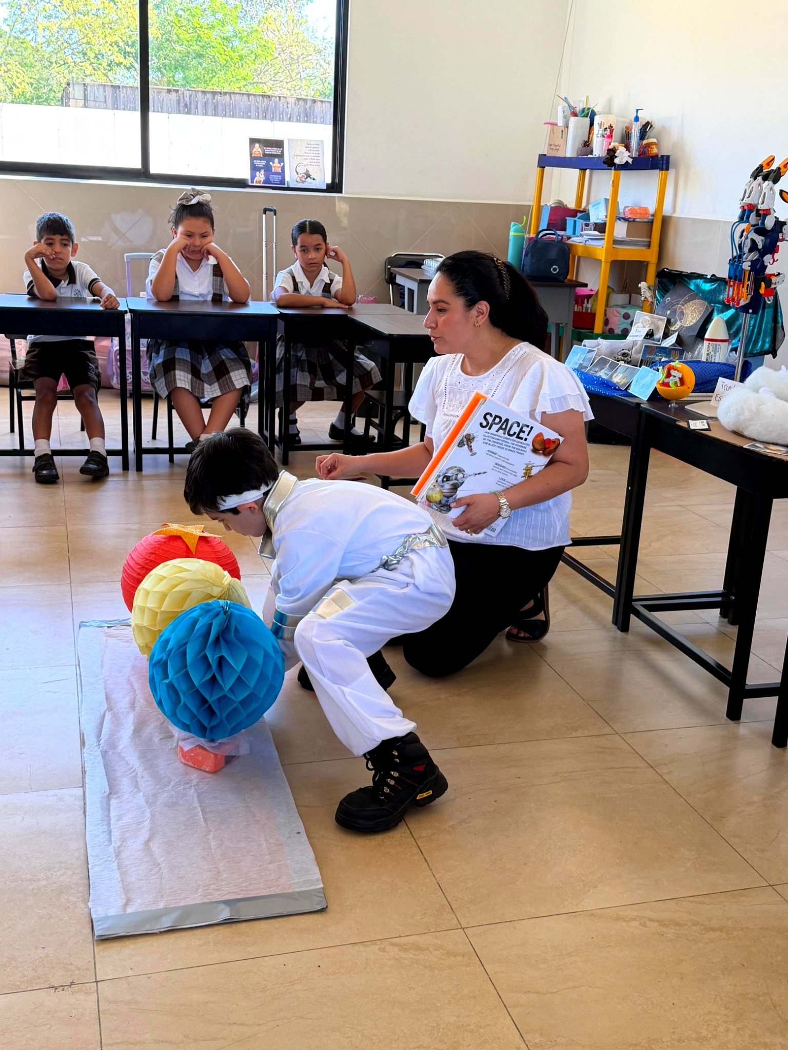 Alumnos en clase de artes y proyecto creativo, Colegio Teresiano Cabo Norte