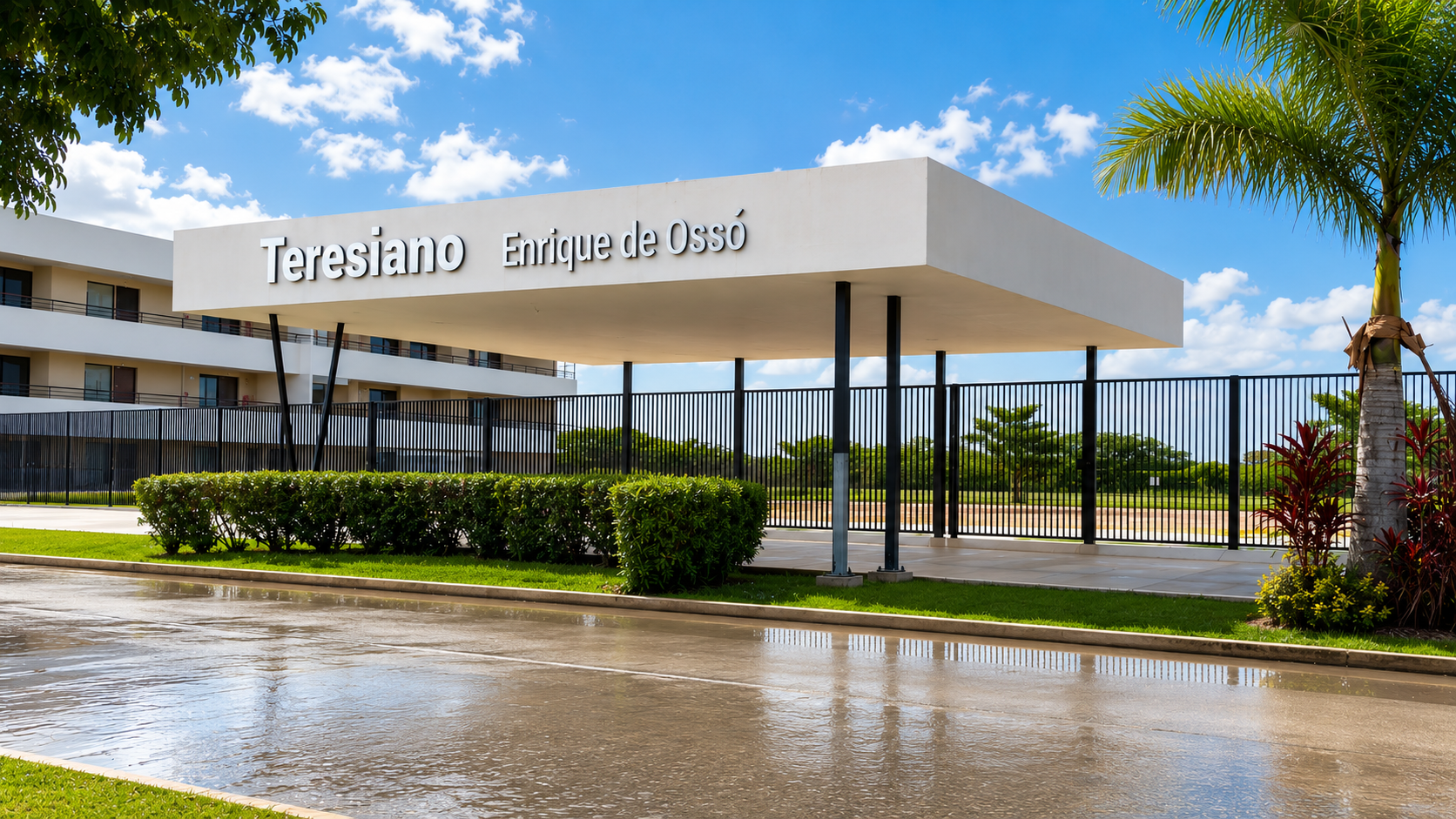 Acceso principal del Colegio Teresiano Cabo Norte en Temozón Norte, Mérida