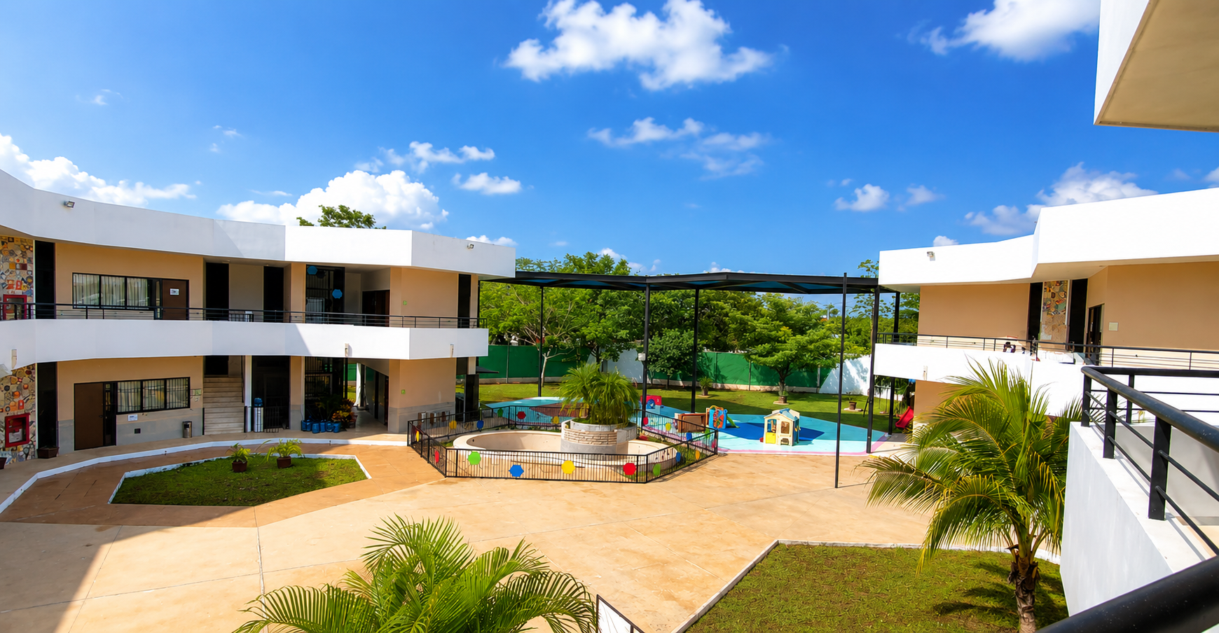Patio de preescolar con áreas de juego, mejores escuelas Cabo Norte