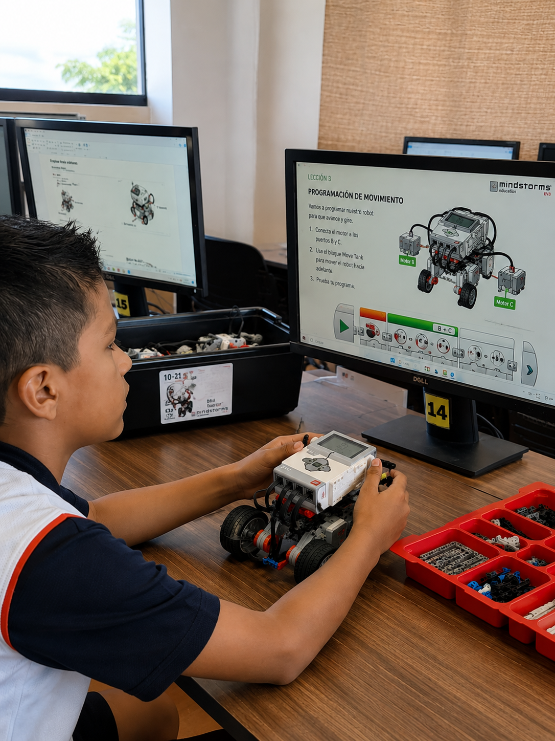Alumno programando robot LEGO en el taller de robótica, colegio bilingüe Mérida
